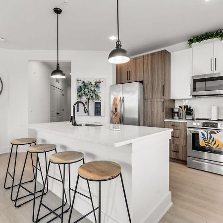 Sunny 2-Bed Oasis Pool And Gym In Apollo Beach Bagian luar foto