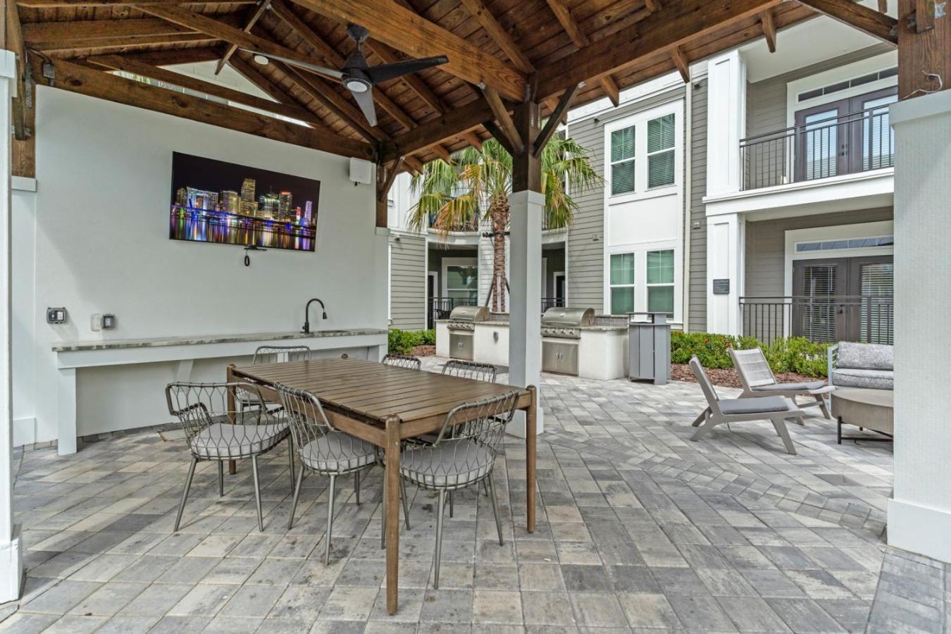 Sunny 2-Bed Oasis Pool And Gym In Apollo Beach Bagian luar foto