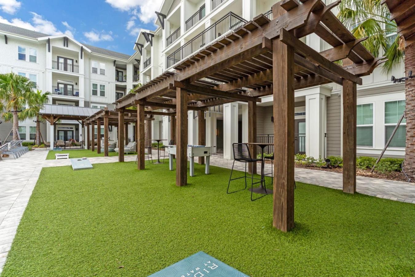 Sunny 2-Bed Oasis Pool And Gym In Apollo Beach Bagian luar foto