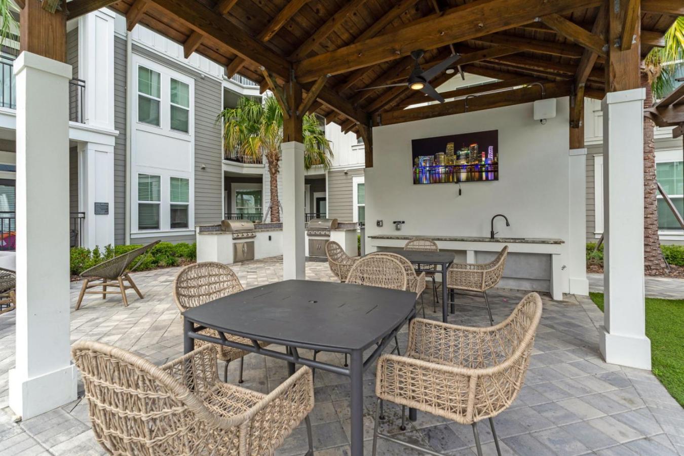 Sunny 2-Bed Oasis Pool And Gym In Apollo Beach Bagian luar foto