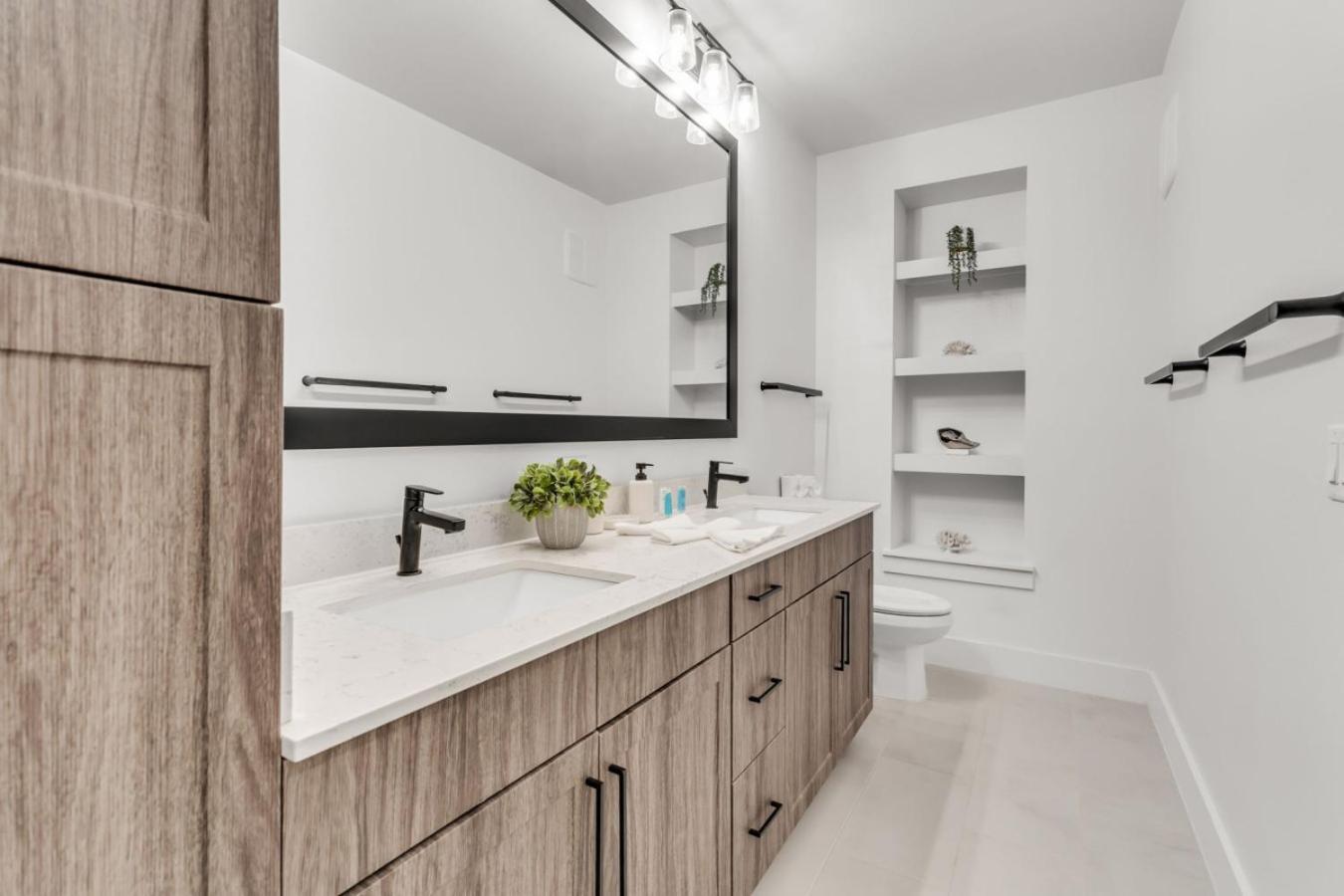Sunny 2-Bed Oasis Pool And Gym In Apollo Beach Bagian luar foto