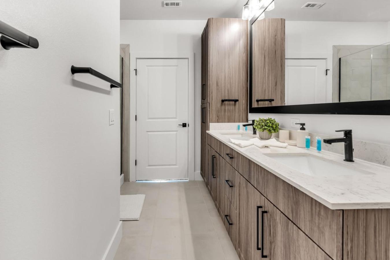 Sunny 2-Bed Oasis Pool And Gym In Apollo Beach Bagian luar foto